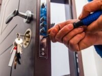 Ihr zuverlässiger Schlüsseldienst für Mühlhausen 2 a person opening a lock