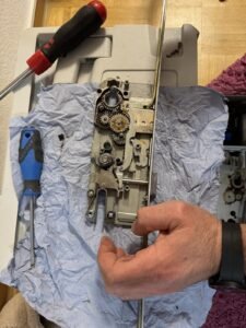 Galerie 12 Schlossreparatur in der Werkstatt