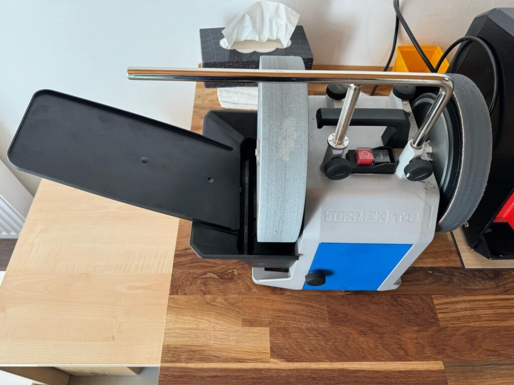 Schlüssel nachmachen lassen: So geht's und das brauchen Sie 2 Schlüssel nachmachen lassen: Schlüsselfräsmaschine in unserer Werkstatt