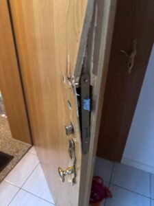 Galerie 7 Einbau einer Türverriegelung