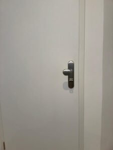 Galerie 18 Türgriff an weißer Tür