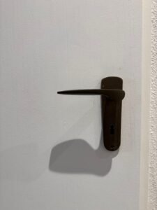 Galerie 17 Montierte schwarze Türklinke