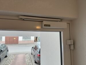 Galerie 9 Türschließer an einer Glastür