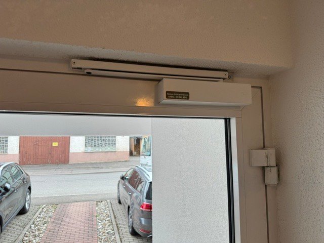 Türschließer an einer Glastür