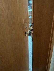 Galerie 11 Reparatur am Türschloss